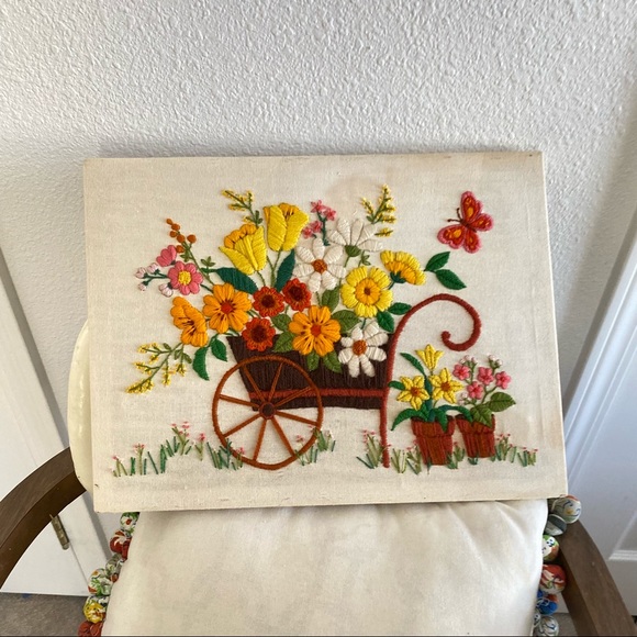 Other - VTG Crewel picture 🌸🦋